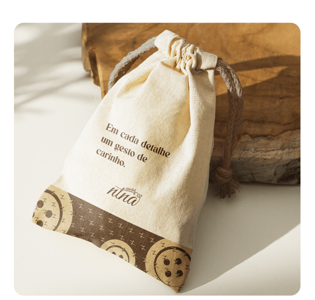 Atelie-nina-logo-sintaxe-studio-branding-design-mockup-burlap-bag-saquinho-lembranças